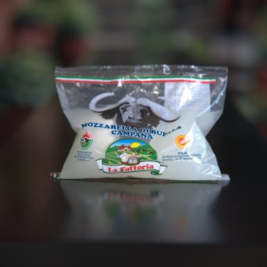 Verpackung von Frischkäse La Paloma mit grüner und roter Banderole.